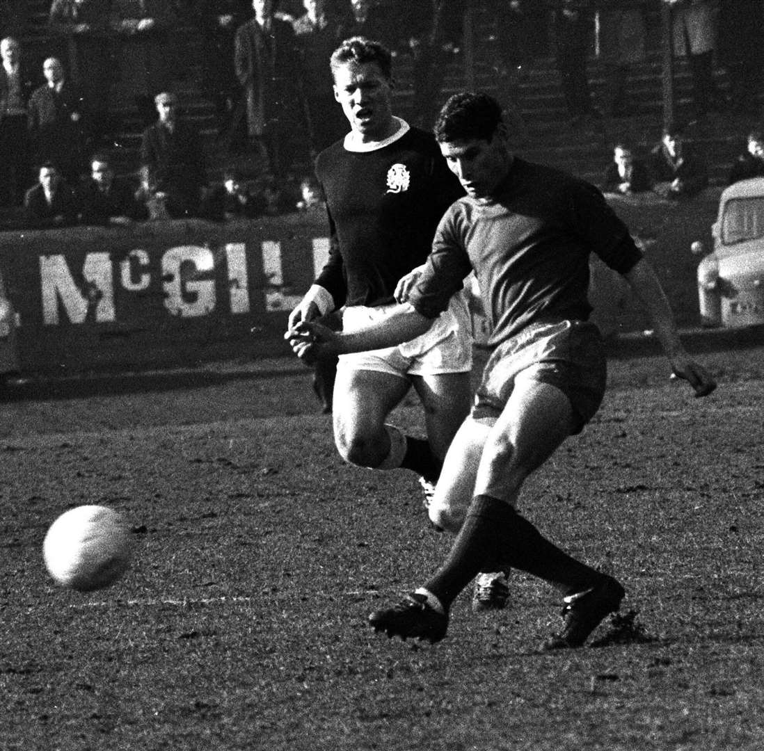 1965/1966 Aberdeen's Ally Shewan (right) in action. Picture: Courtesy of AFC