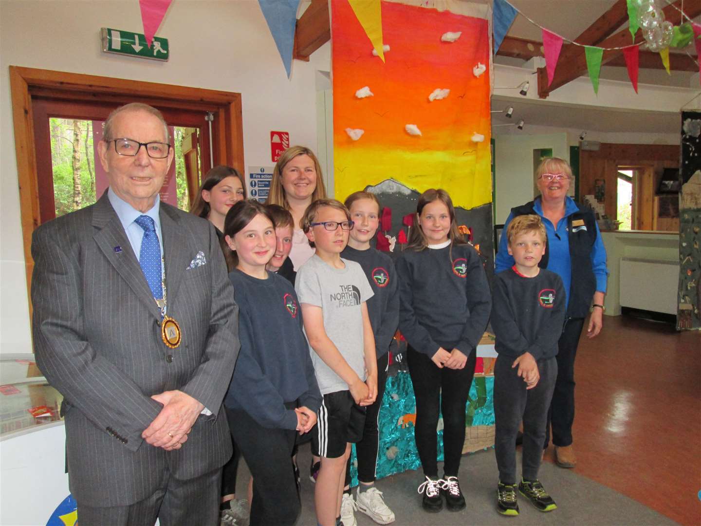 The Deputy Provost, Councillor Ron McKail, pupils from Chapel of Garioch School with Head TeacherNicola McDonald and Bennachie Visitor Centre Warden Jan Lythgoe