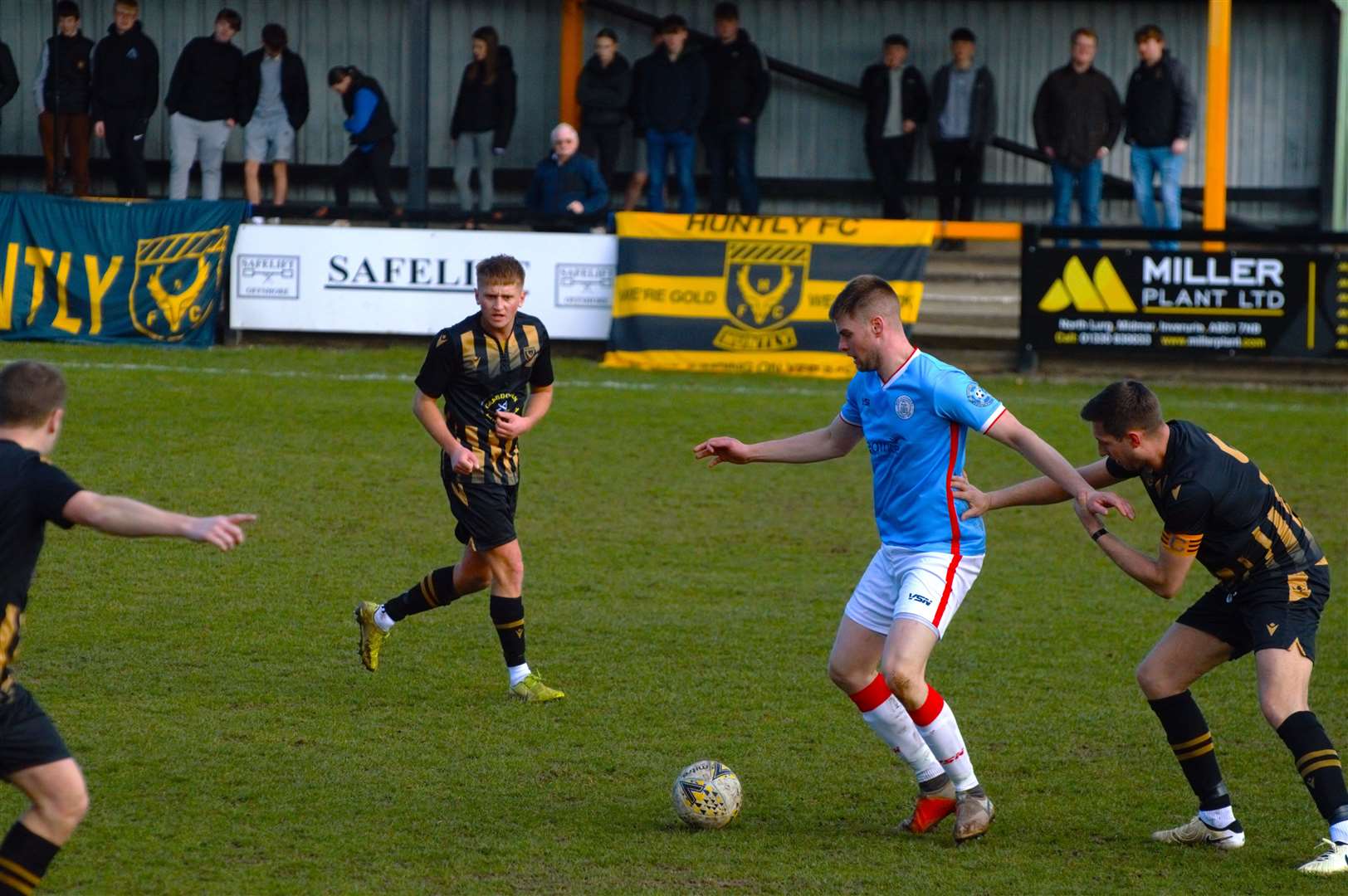 Three men watch on as Wick have possession. Picture: Derek Lowe