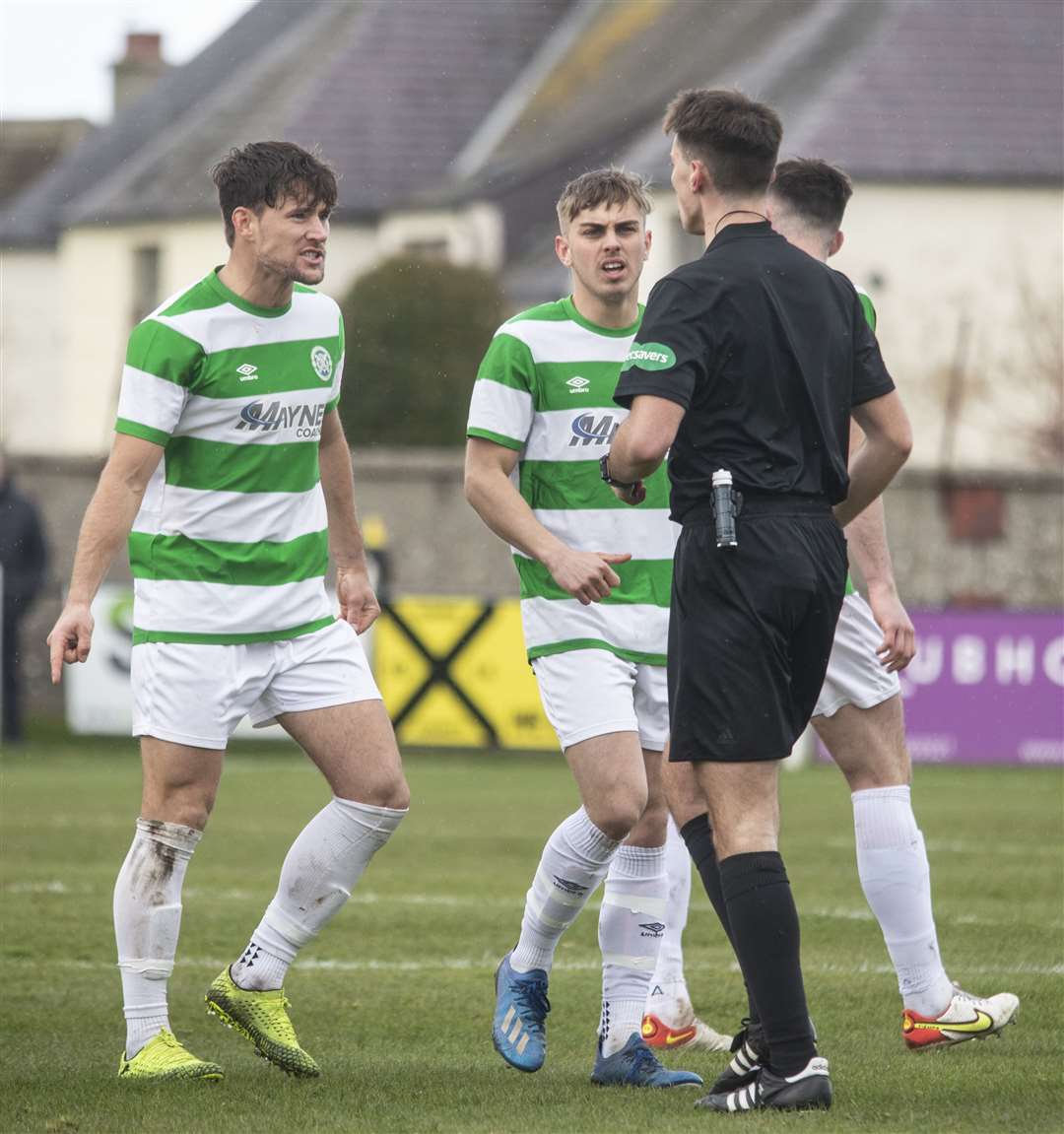 Sam Urquhart (left) and Mark MacLauchan (right) are less than pleased with referee Joel Kennedy. Picture: Allan Robertson