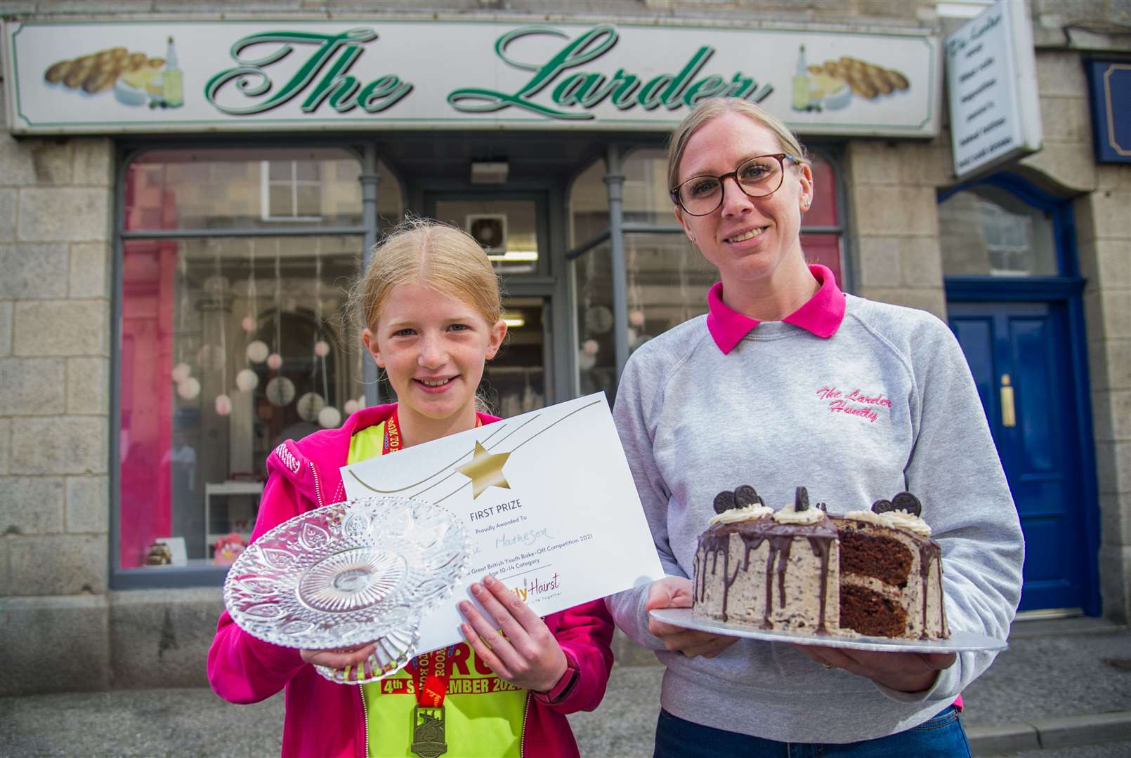 Karen Leggat handing over the prize to Abi Matheson (11) who won the 10-14 Junior Bake Off competition...Huntly Hairst 2021...Picture: Becky Saunderson..