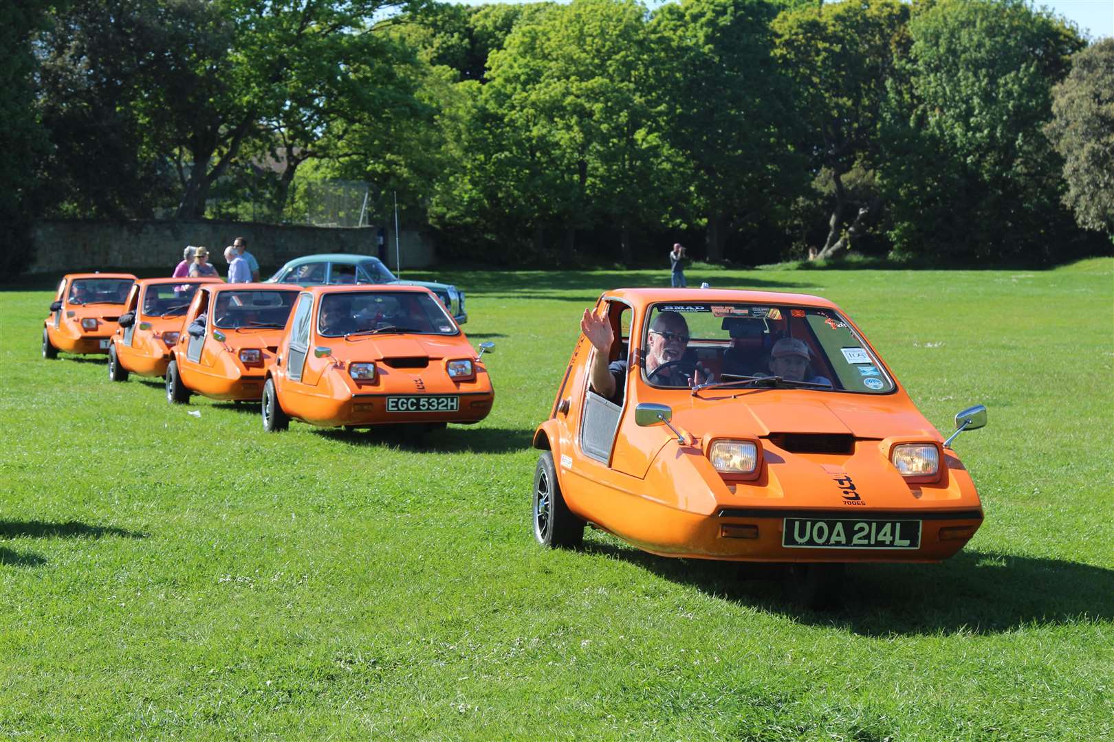 Bond Bug vehicles at a classic car rally (Alamy/PA)
