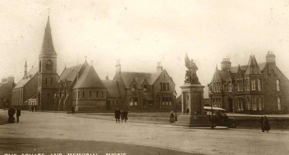 The war memorial in older times in its former position at the centre of Cluny Square.