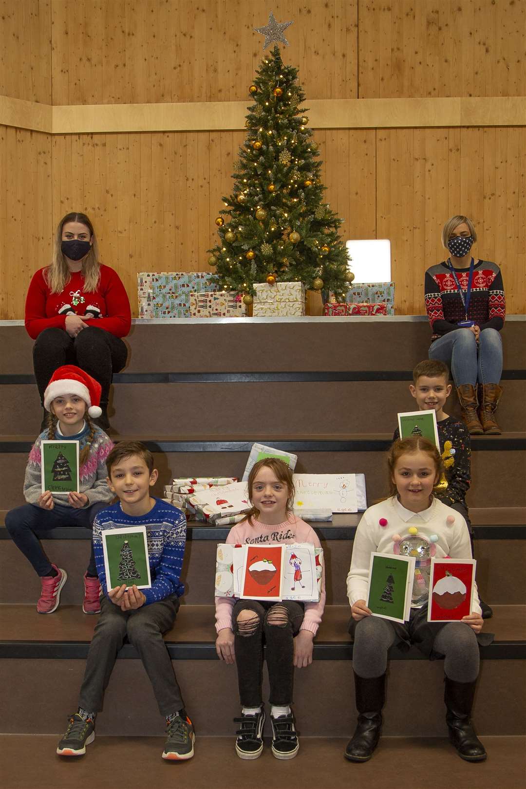 Rubi McLaughlin (centre) with mum Kirsty Massie (top left) Midmill Primary School headteacher Katie Finch and pupils Megan Angus, Charlie Corney, Evie Kitchener and Ben McCallum. Picture: Paul Douglas