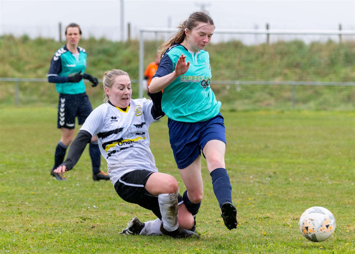 Olivia Wood tries to evade a Clach challenge. Picture: Beth Taylor