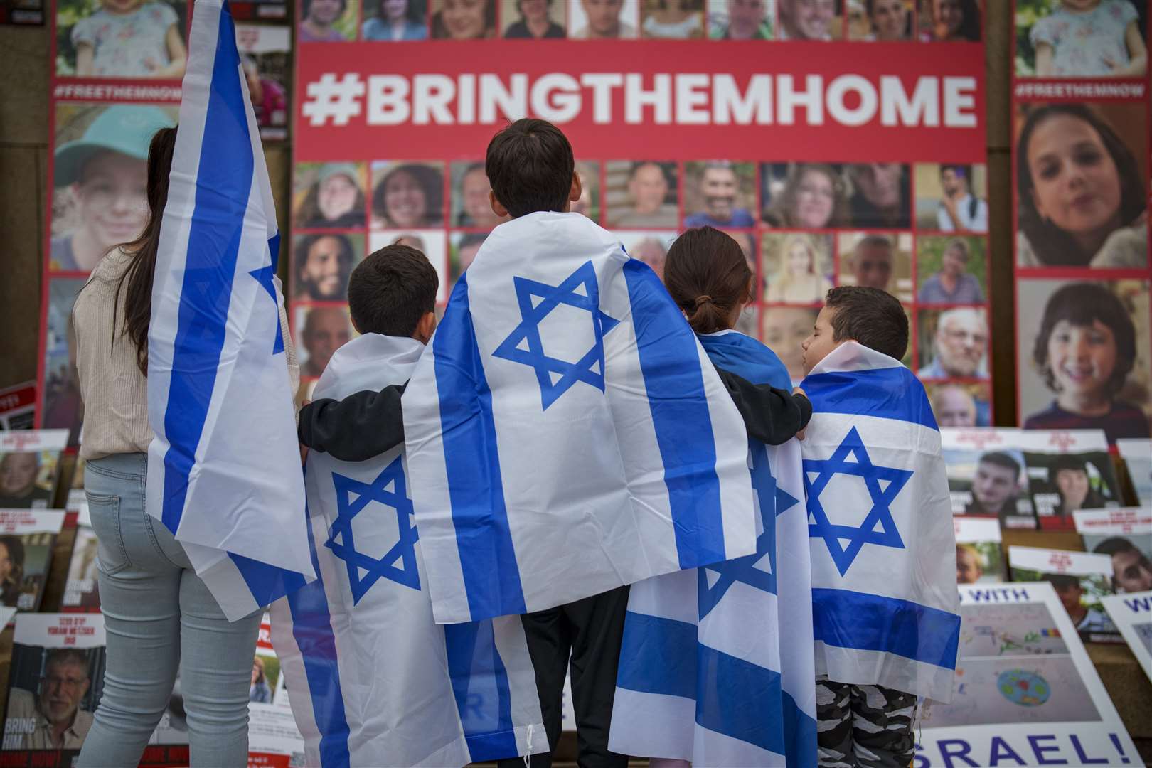 Children look at photographs of kidnapped Israelis (Vadhim Ghirda/AP)