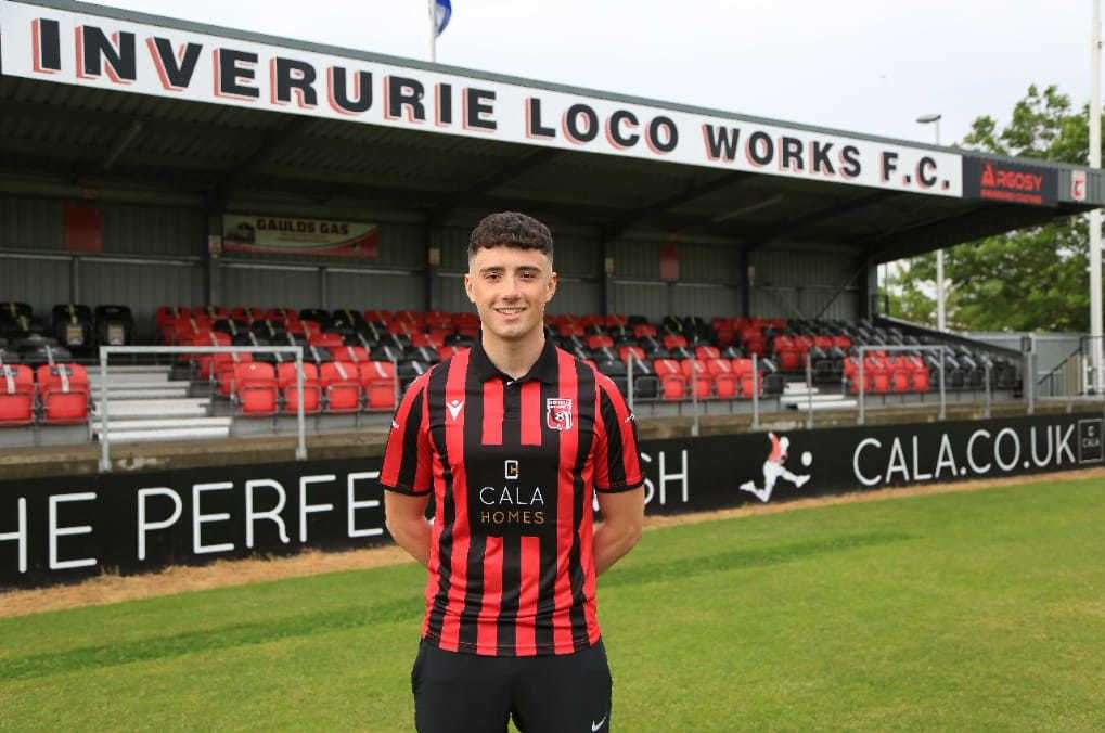Inverurie Locos have signed ex-Aberdeen and Clyde player Lloyd Robertson.