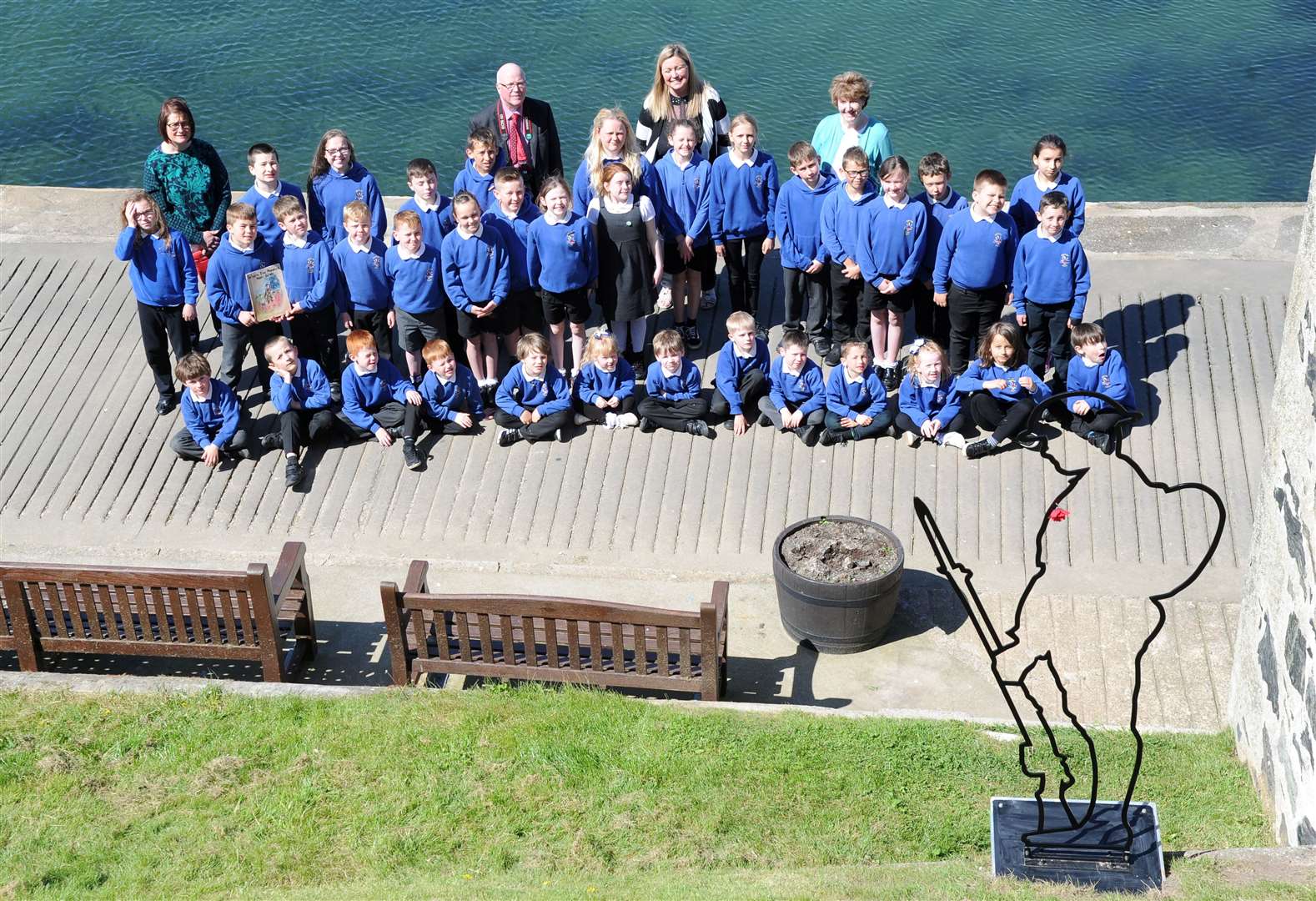 Picture: Eric Cormack. Image No.043978.Unveiling of statue of remembrance part fundraised by Bracoden Primary School pupils ...