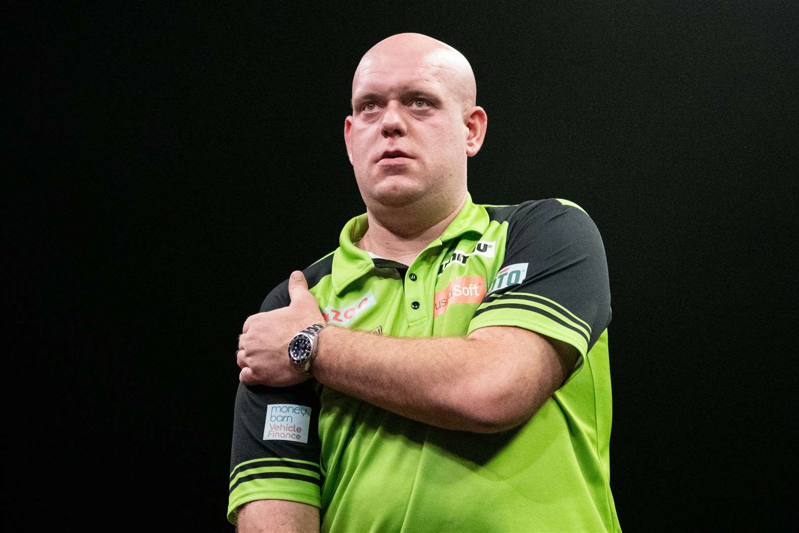 Michael Van Gerwen visablable struggling with a shoulder injury which forced him to pull out of the semi final on the night...Picture: Daniel Forsyth..