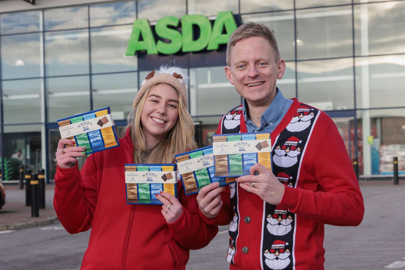 Neda Plachkova from Asda with Stuart Common, Sales and Marketing Director of Mackie’s of Scotland and the new packaging.