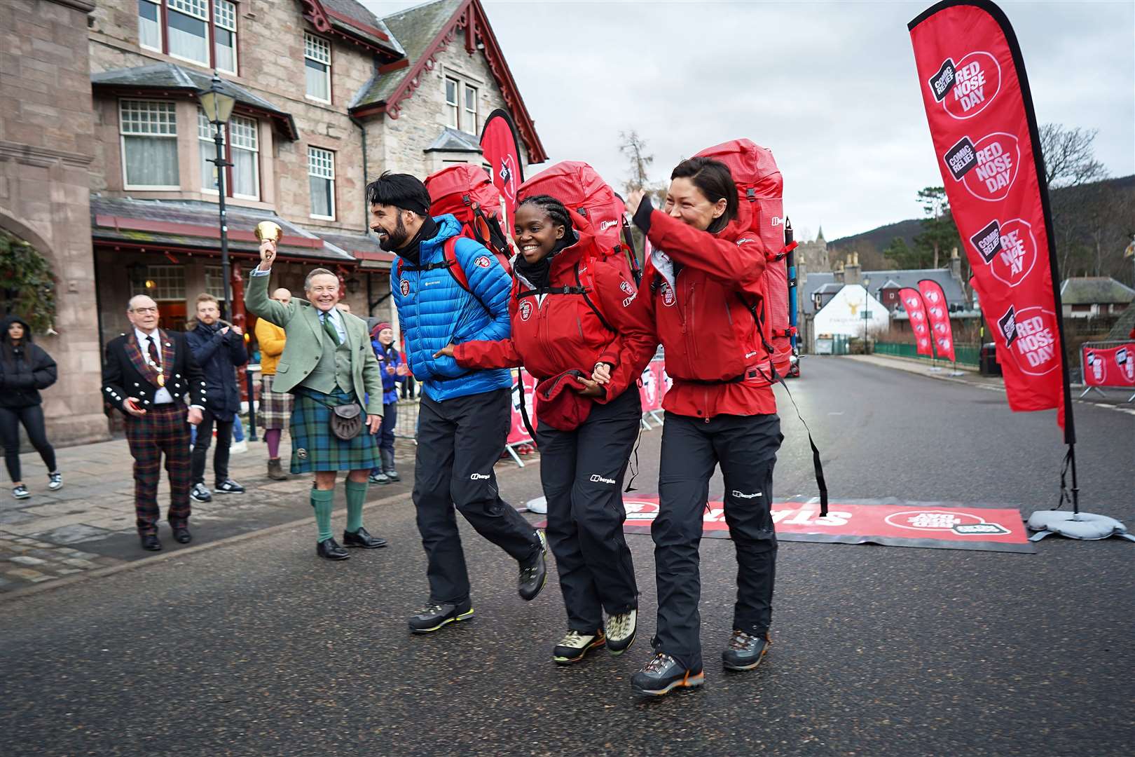 Setting off from Braemar. Photo by Hamish Frost/Comic Relief)