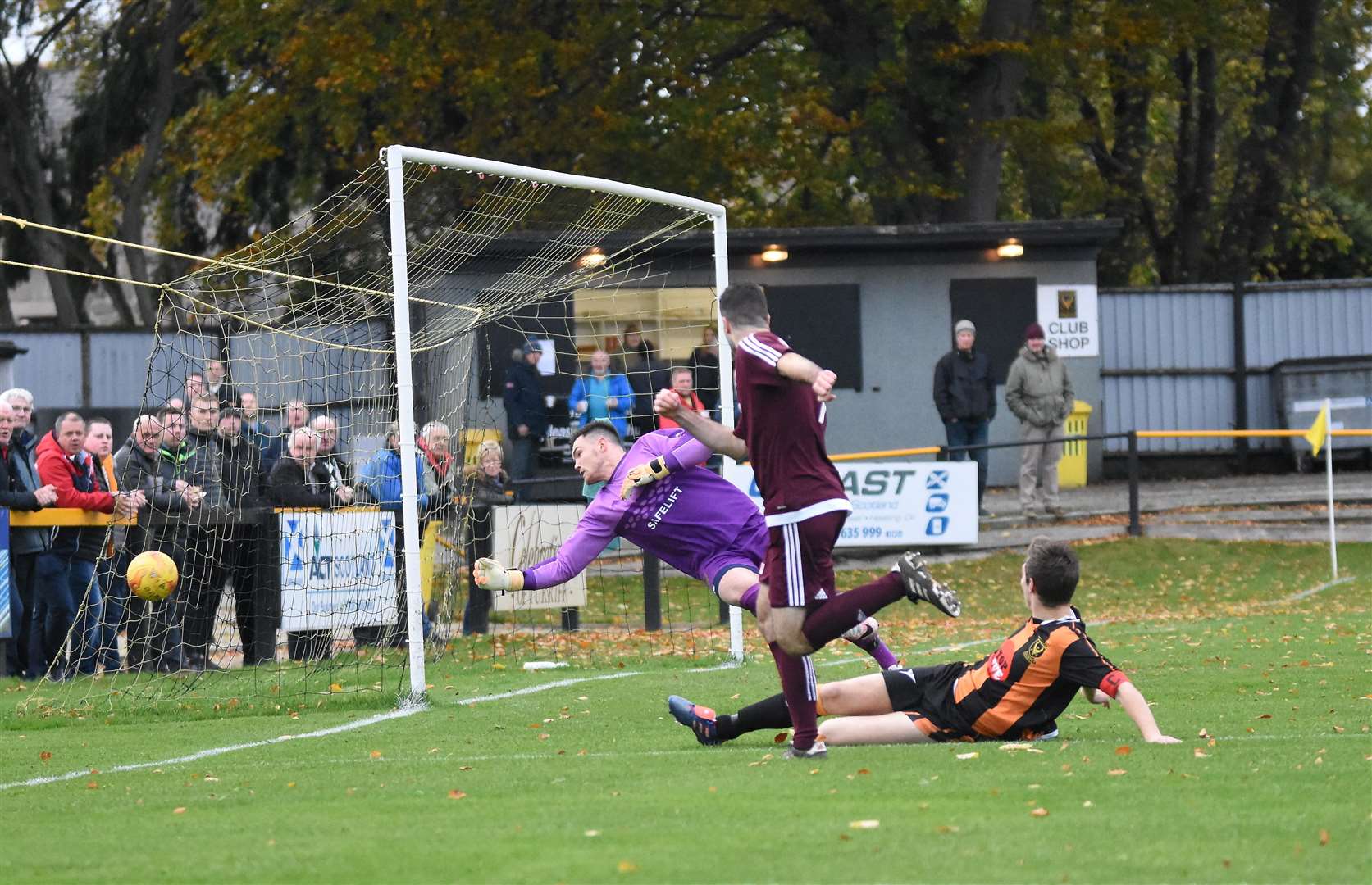 Keith keeper Craig Reid saved a penalty and won man of the match in the 0-0 draw with Inverurie Locos. .Picture: Becky Saunderson.