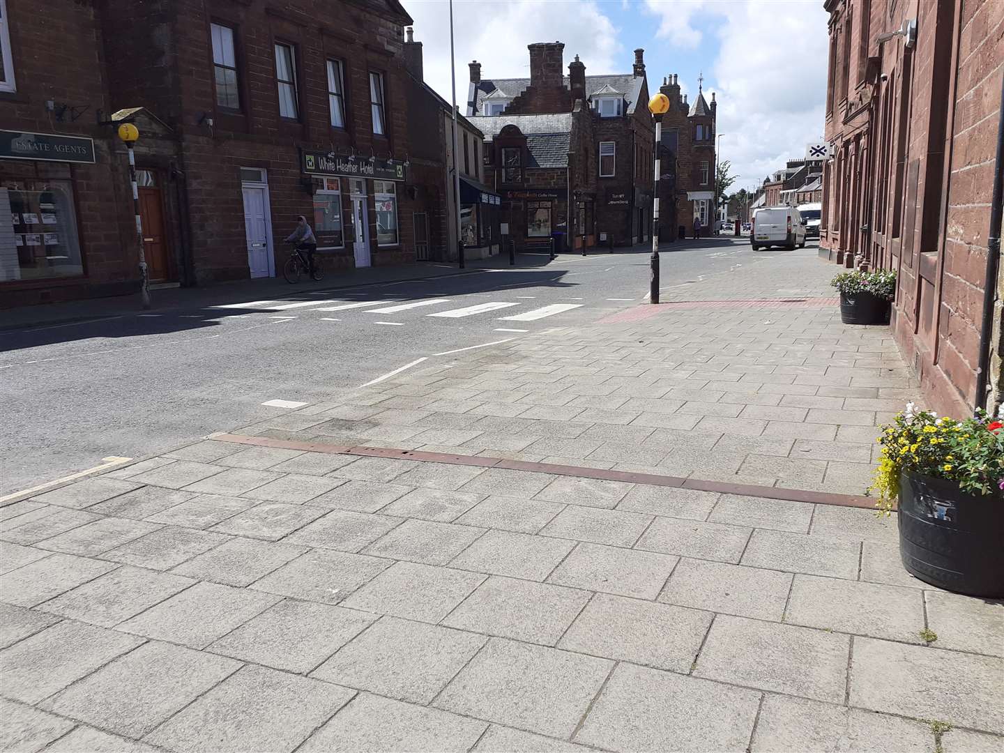 Why do Turriff's High Street pavements need restrictions applied?