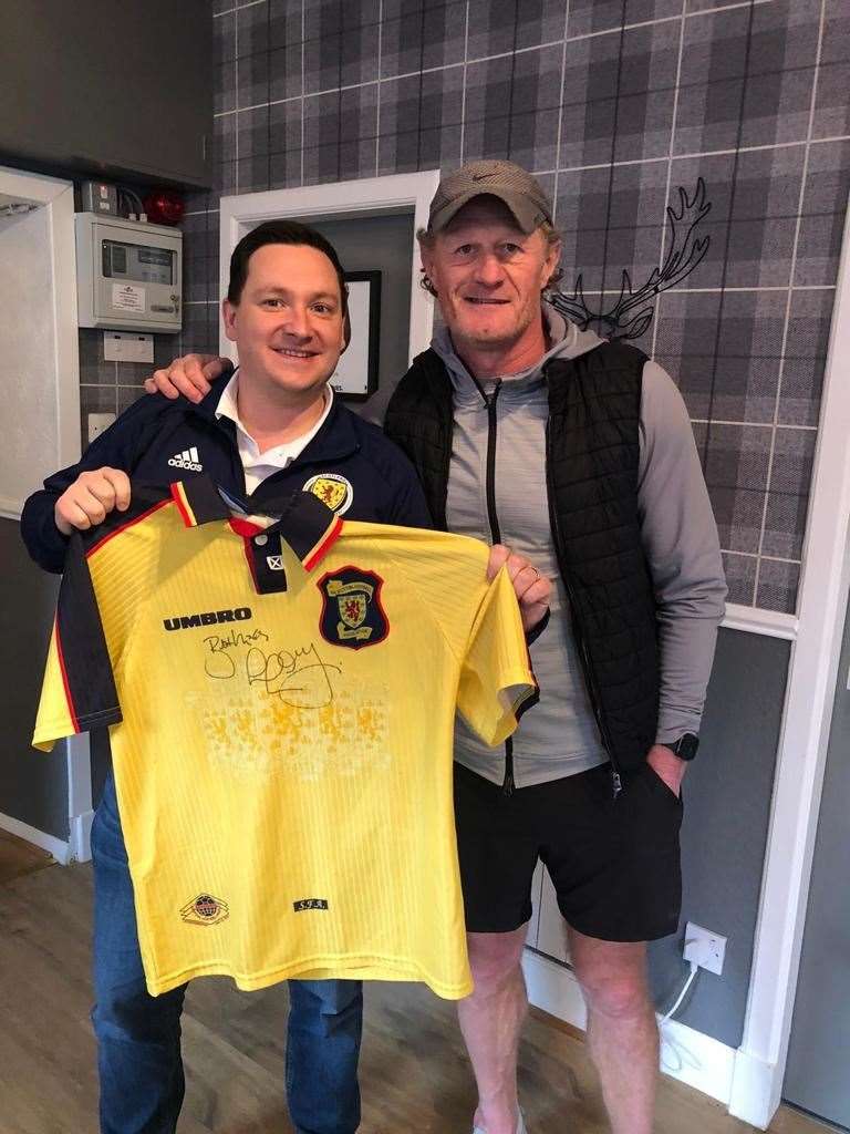'Braveheart' Colin Hendry signed a Scotland shirt for John McLeay after featuring on his Beyond Canal Park podcast