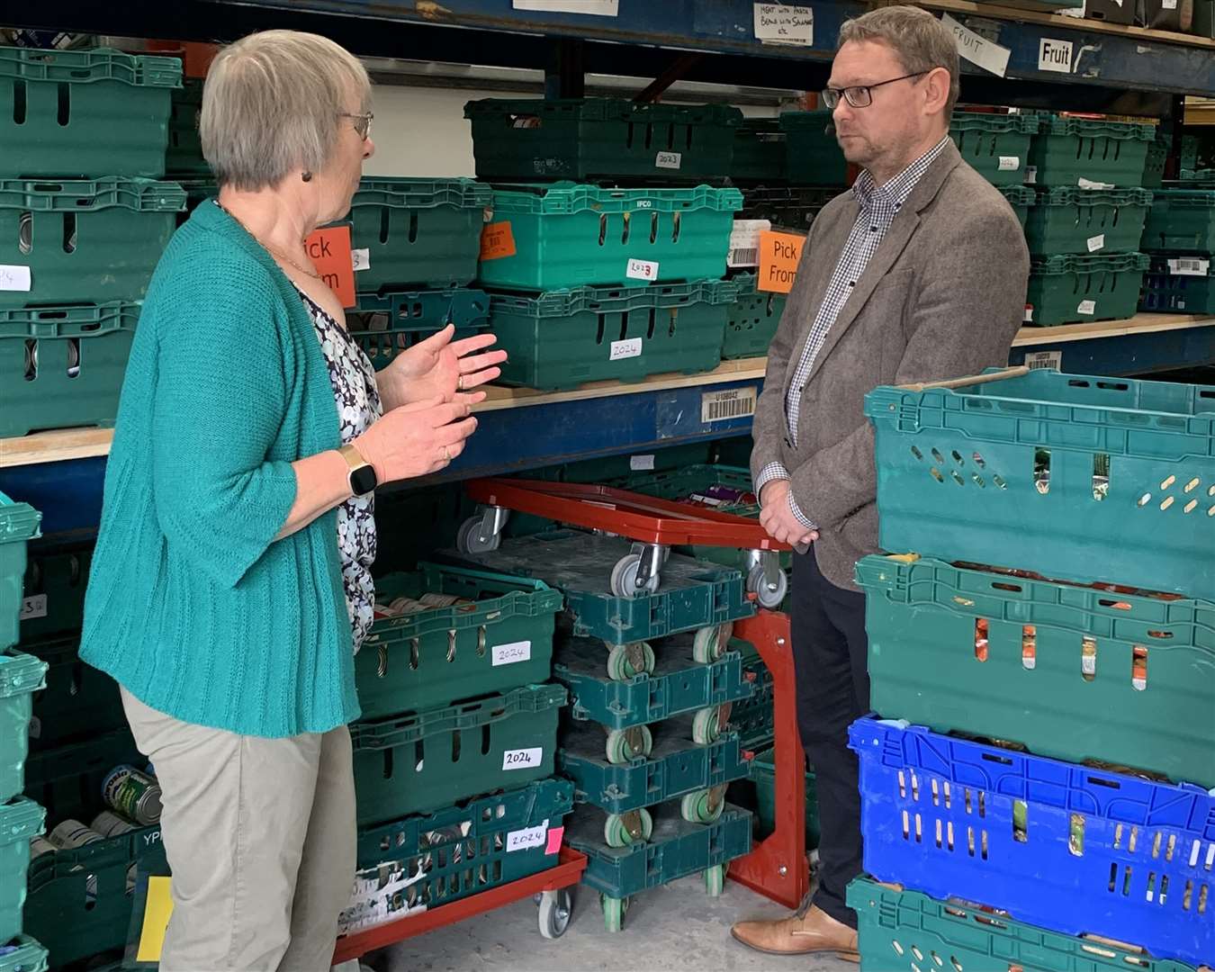 Richard Thomson MP in discussion with Marbeth Ritchie, Warehouse Co-ordinator at the North Aberdeenshire Foodbank in Inverurie.