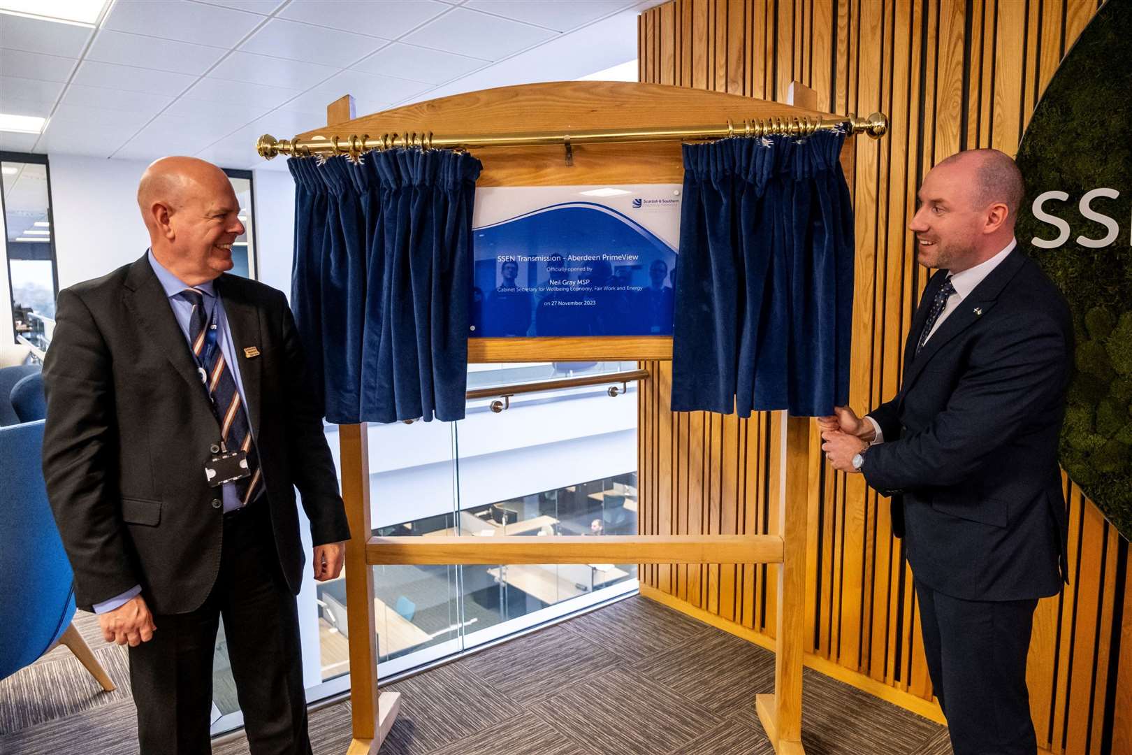 Cabinet Secretary MSP Neil Gray unveils a new plaque to mark the opening with SSEN Transmission managing director Rob McDonald.