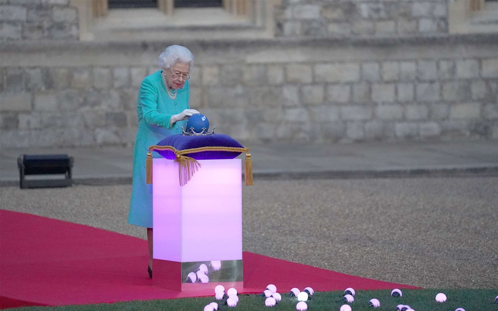 The Queen leads the lighting of the principal beacon (Steve Parsons/PA)