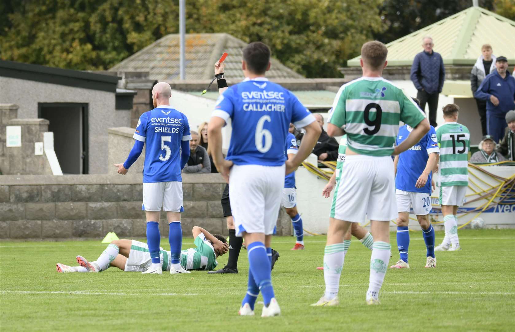 Linfield's Chris Chields receiving a red card after his second offence. ..Buckie Thistle v Linfield, Victoria Park...Picture: Beth Taylor.