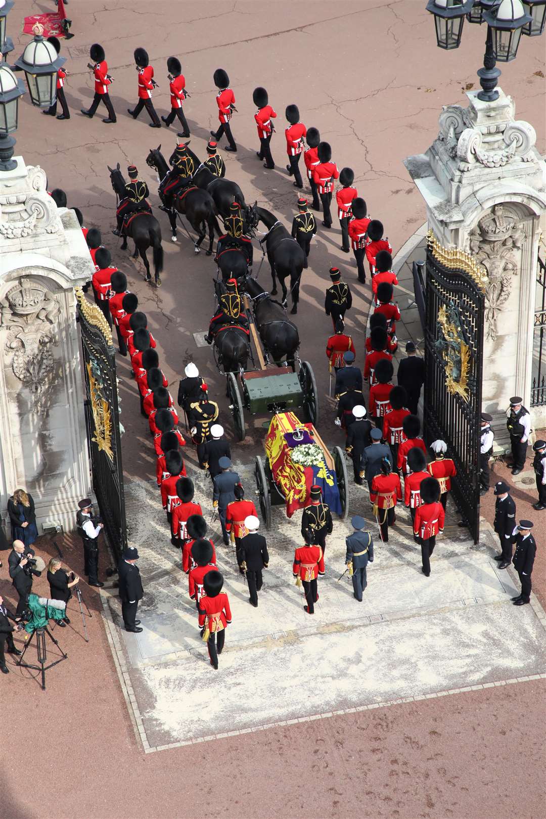 The coffin of the Queen draped in the Royal Standard (Sgt Lee Goddard/MOD/PA)