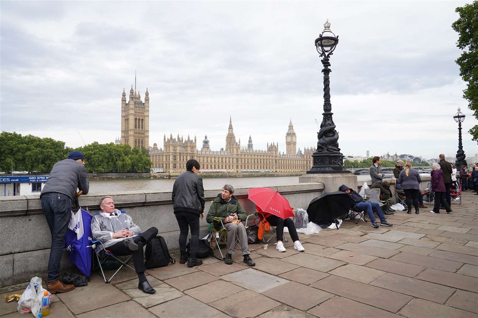 Members of the public join the queue on the South Bank (Stefan Rousseau/PA)