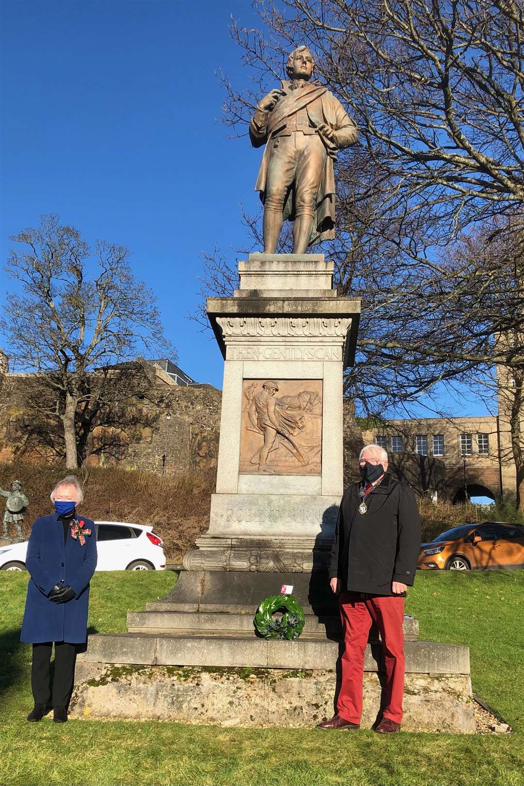 Ian Cockshoot and Janice Hepburn lay a wreath at the Burns statue in Stirling.
