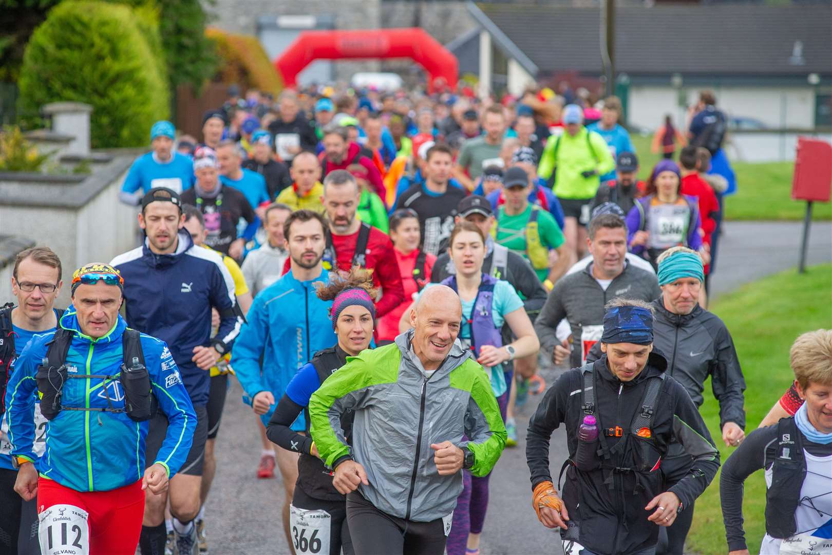 Runners setting off from Glenfarclas Distillery. Picture: Daniel Forsyth.