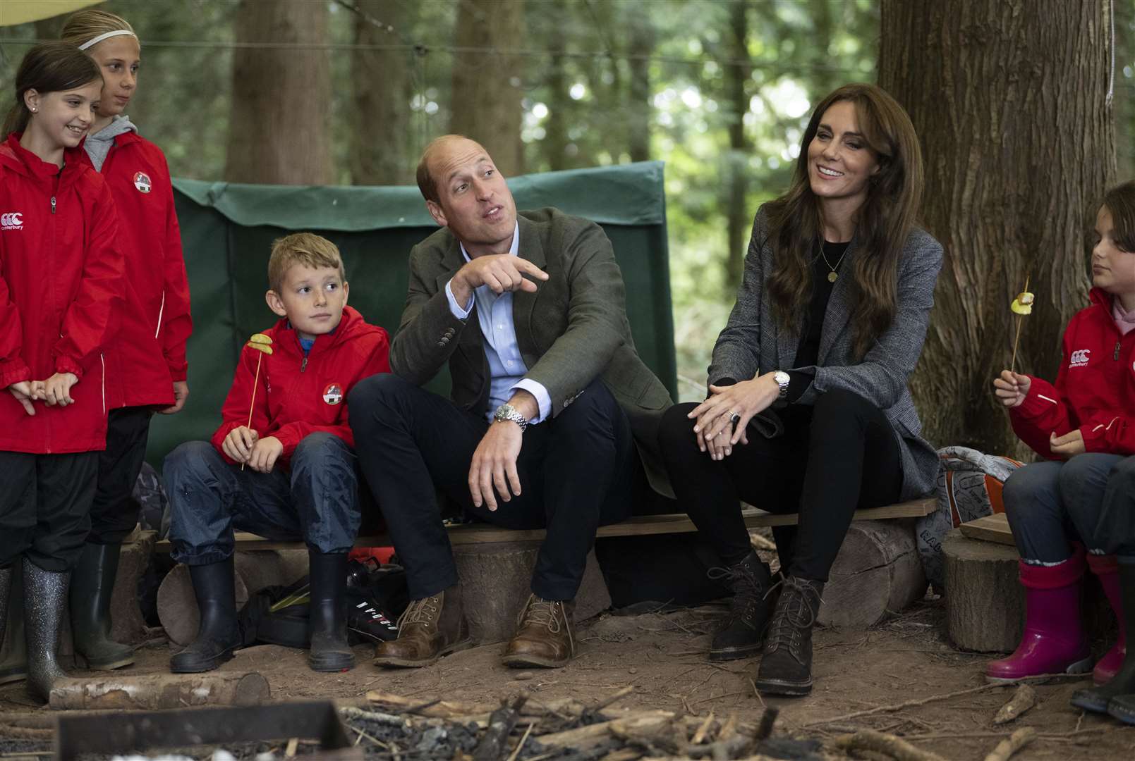 The royal couple joined the schoolchildren around a campfire at the Brampton Hill Wood site (David Rose/The Daily Telegraph/PA)