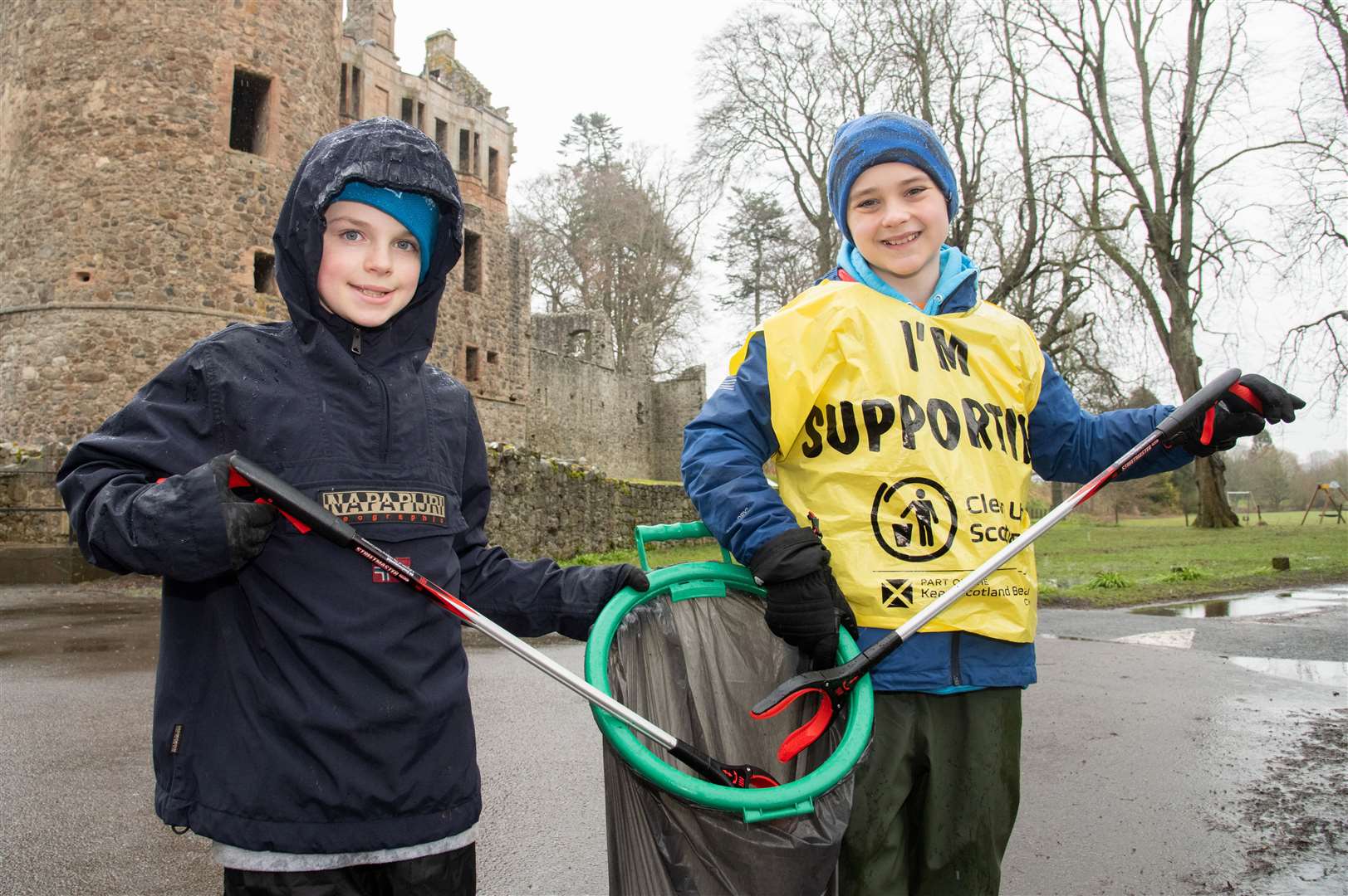 Ciaran Grant and Joshua McNeil lend a hand at the Keep Huntly Beautiful litter pick…Picture: Daniel Forsyth.