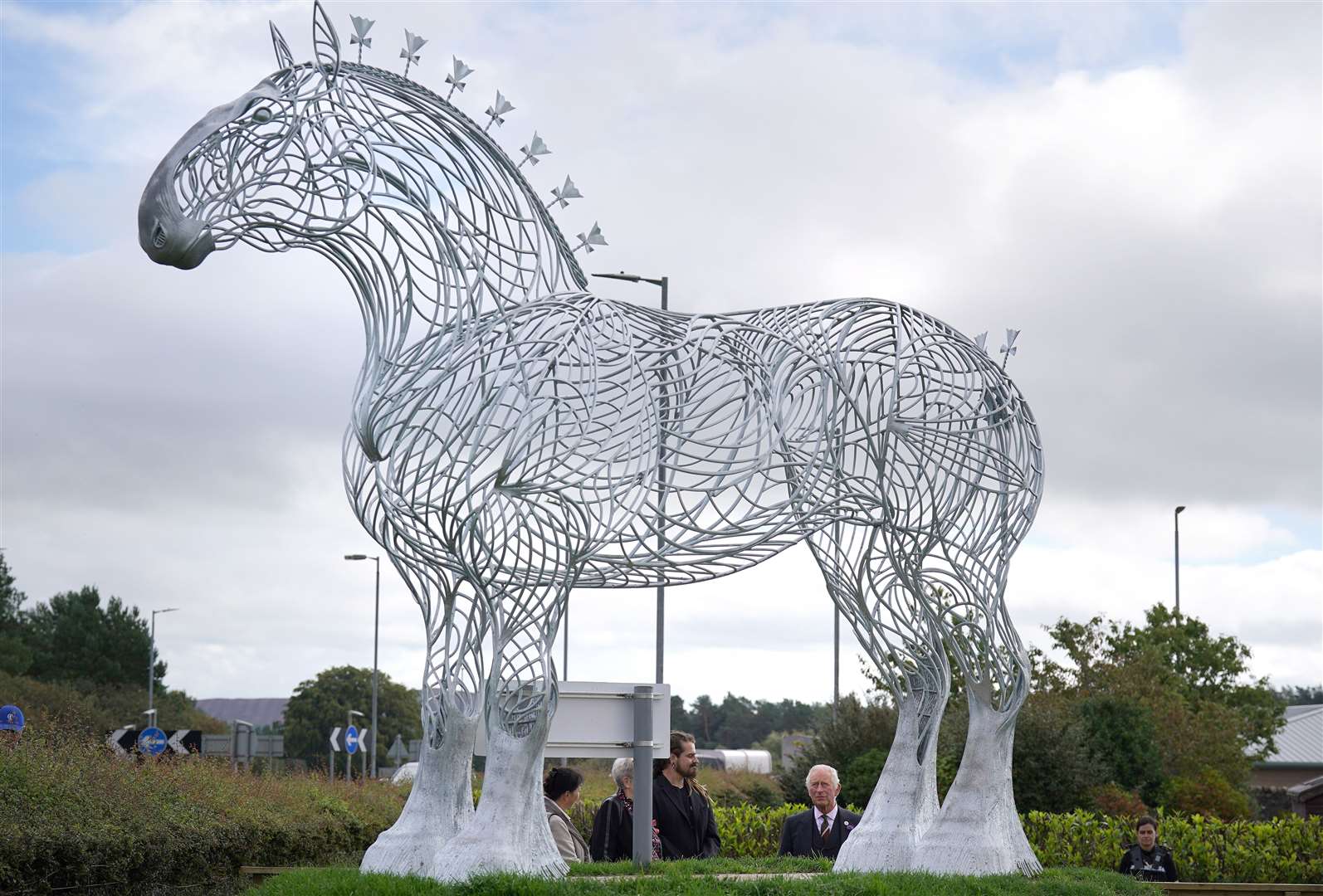 The Prince of Wales viewing a statue of a Clydesdale horse situated by Lanark Auction Market (Andrew Milligan/PA)
