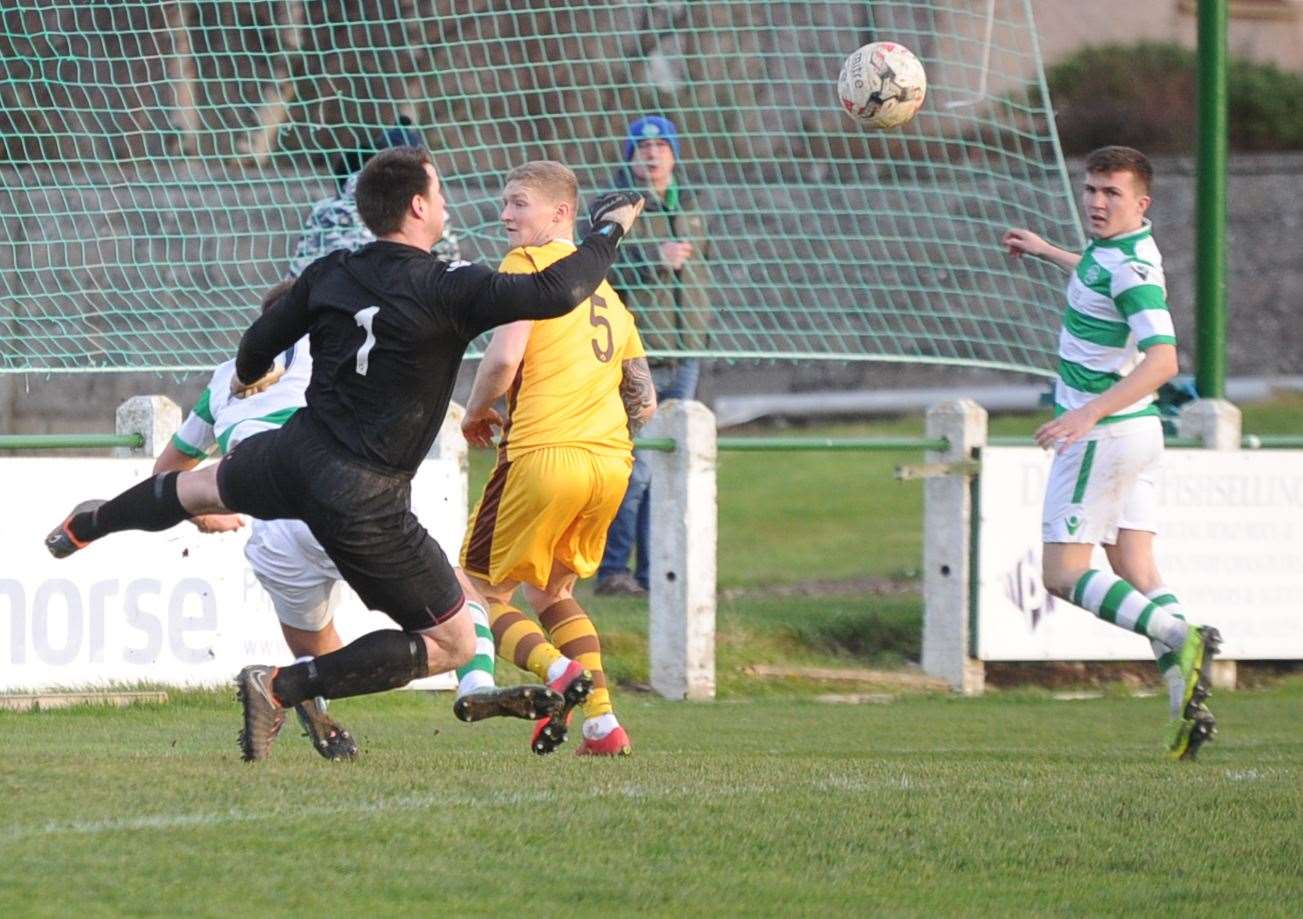 Picture: Eric Cormack. Image No. 043196. BUCKIE THISTLE V FORRES MECHANICS.FORRES KEEPER STUART KNIGHT CUTS OUT A CROSS FROM CALLUM MURRAY OF BUCKIE.
