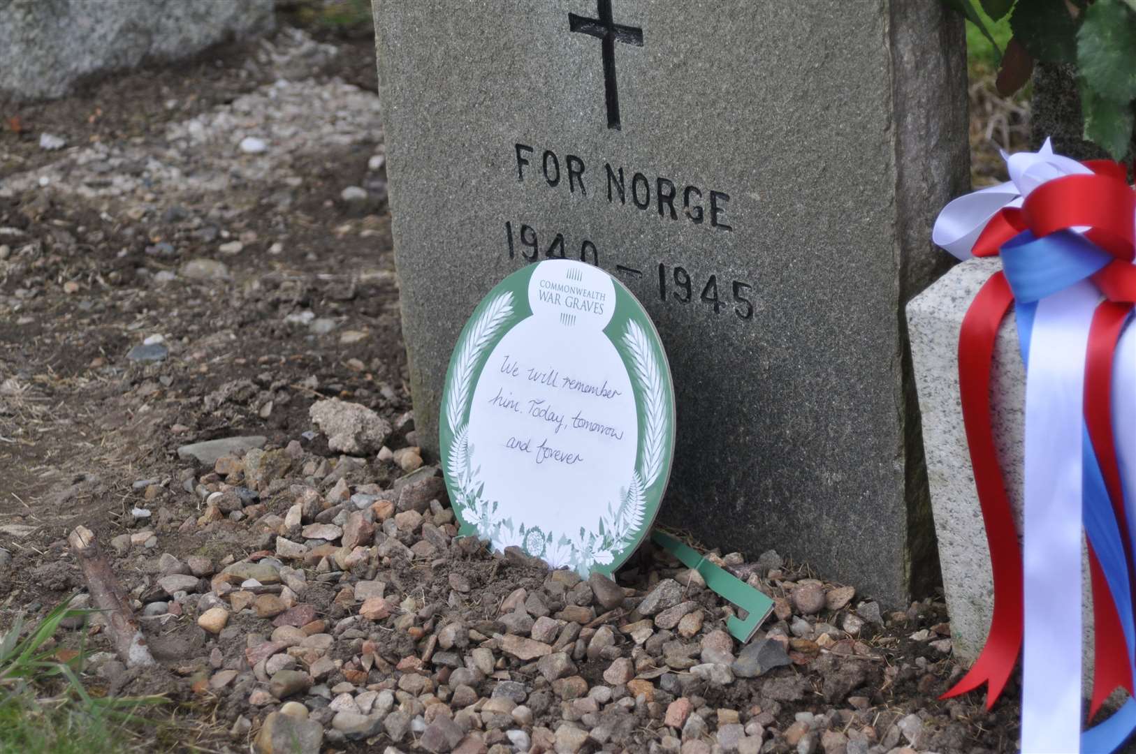 A note at the graveside of Birger Bratsberg.