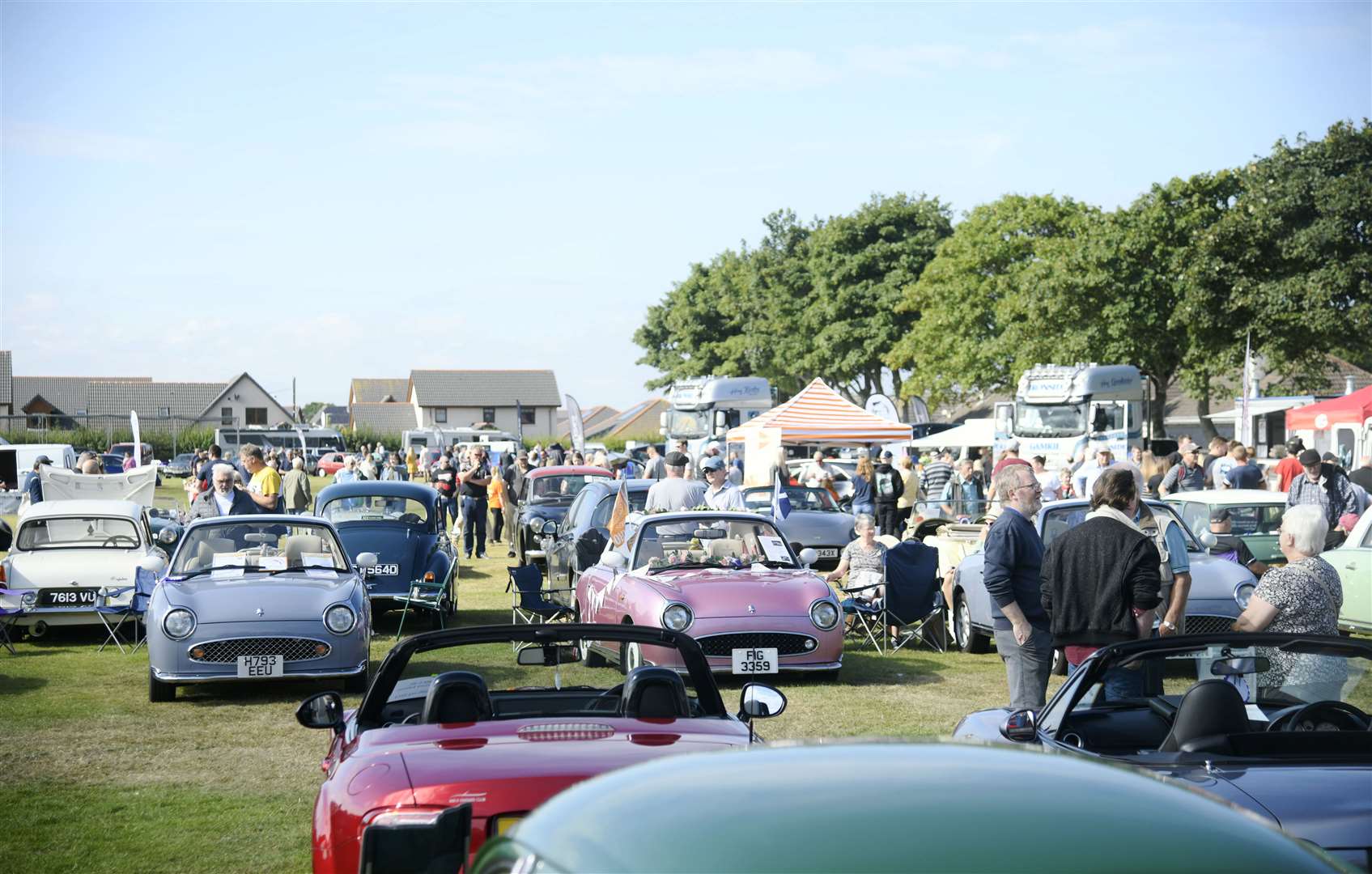 A crowd of people all admiring the cars that were on show at Linzee Gordon Park. ..2022 Buckie Classic Car Show. ..Picture: Beth Taylor.