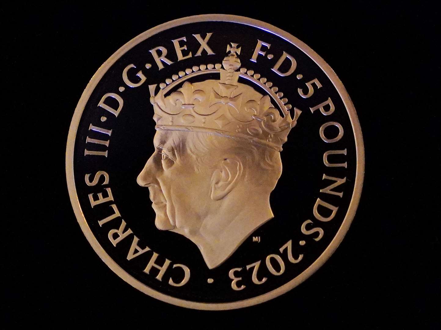 The first £5 coronation coin (Jonathan Brady/PA)