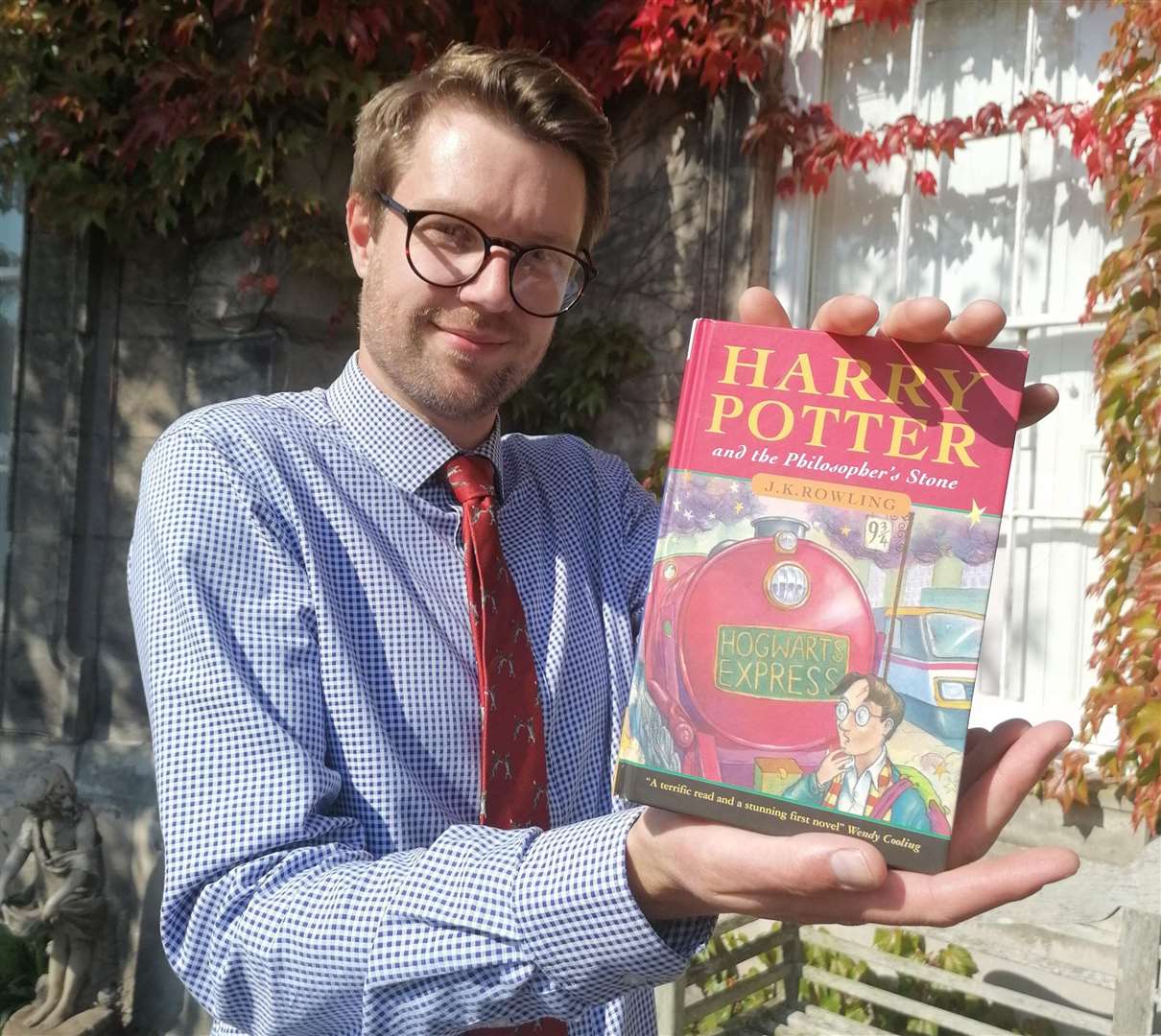 Hansons’ Jim Spencer holding the rare first edition Harry Potter book, which has sold for £75,000 (Hansons/PA)
