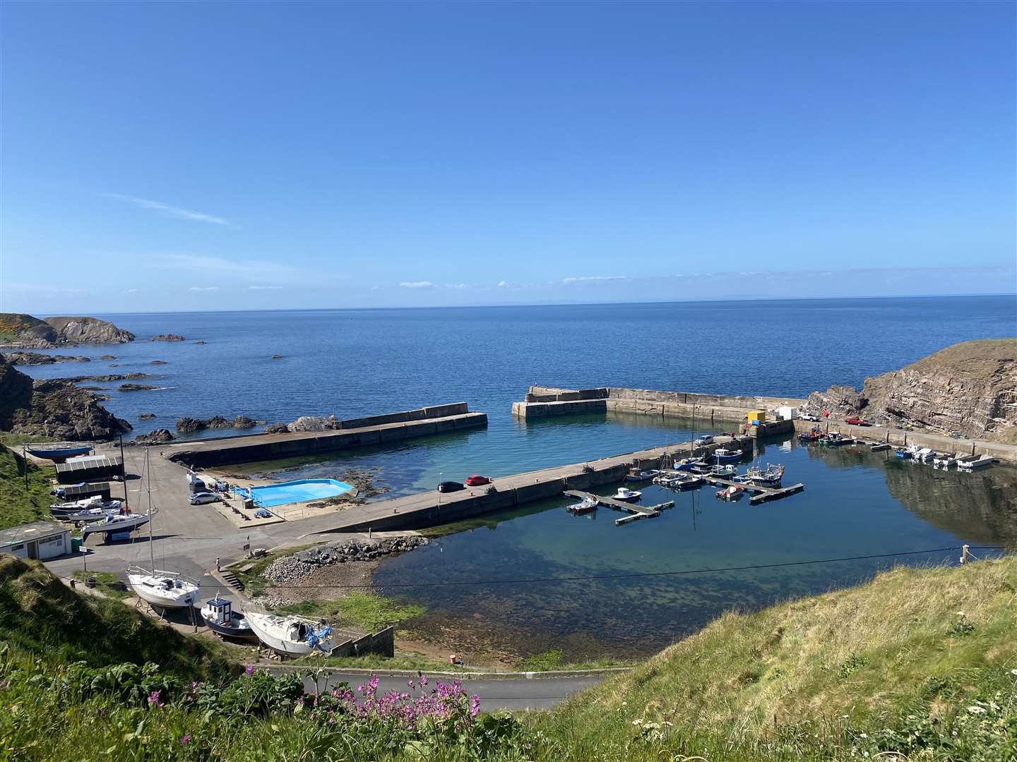 Emergency teams rushed to Portknockie Harbour after a paddleboarder suffered a dislocated knee.