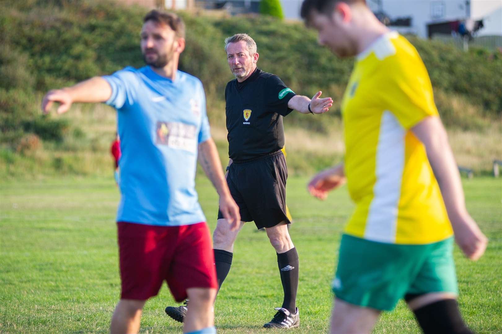 Referee Ally Bruce in the thick of the action. Picture: Daniel Forsyth..