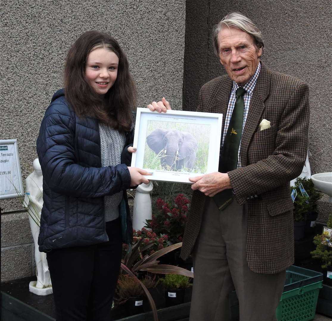 Naturalist Cliff Jones presented Erin with a photograph of an elephant from his safari days as a thank you for her generosity.