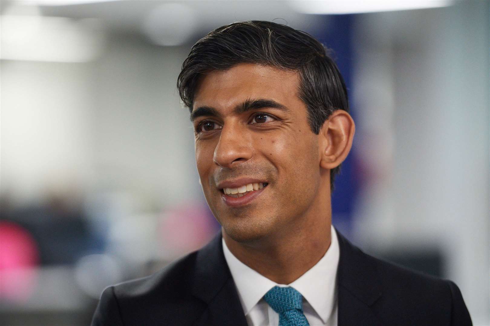 Britain's Chancellor of the Exchequer Rishi Sunak speaks to a member of staff during his visit to the headquarters of energy supplier Octopus Energy in London on October 05, 2020. - The visit coincides with the company's plan to create 1,000 new technology jobs across sites in England. (Photo by Leon Neal / POOL / AFP) (Photo by LEON NEAL/POOL/AFP via Getty Images)